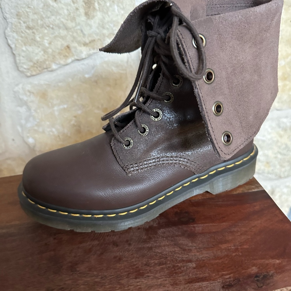 Dr Martins 11 hole brown Lace up boots size 9 US 41 EU - Like New